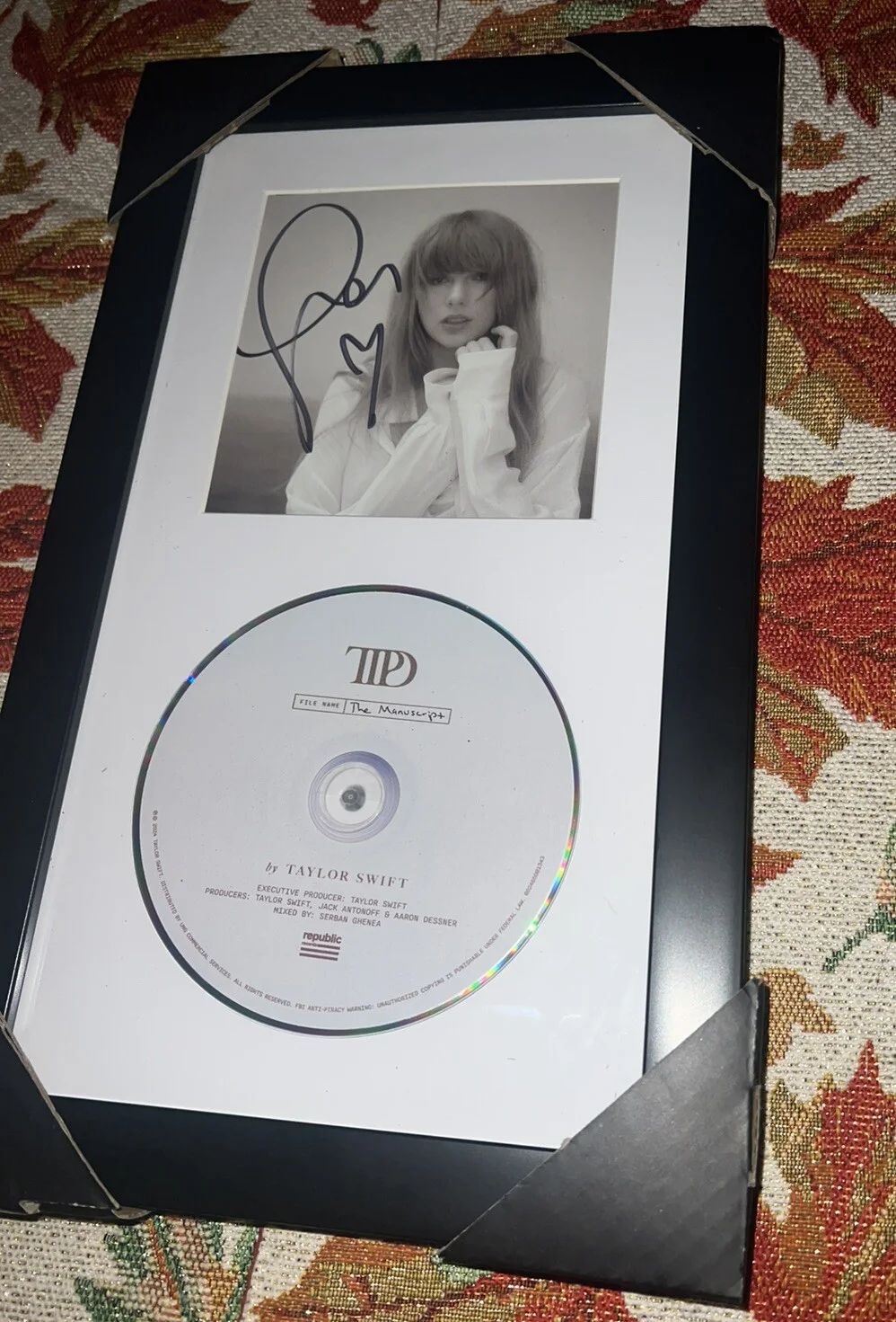 Taylor Swift - The Tortured Poets Department Signed CD Framed Heart Signatures, изображение 3