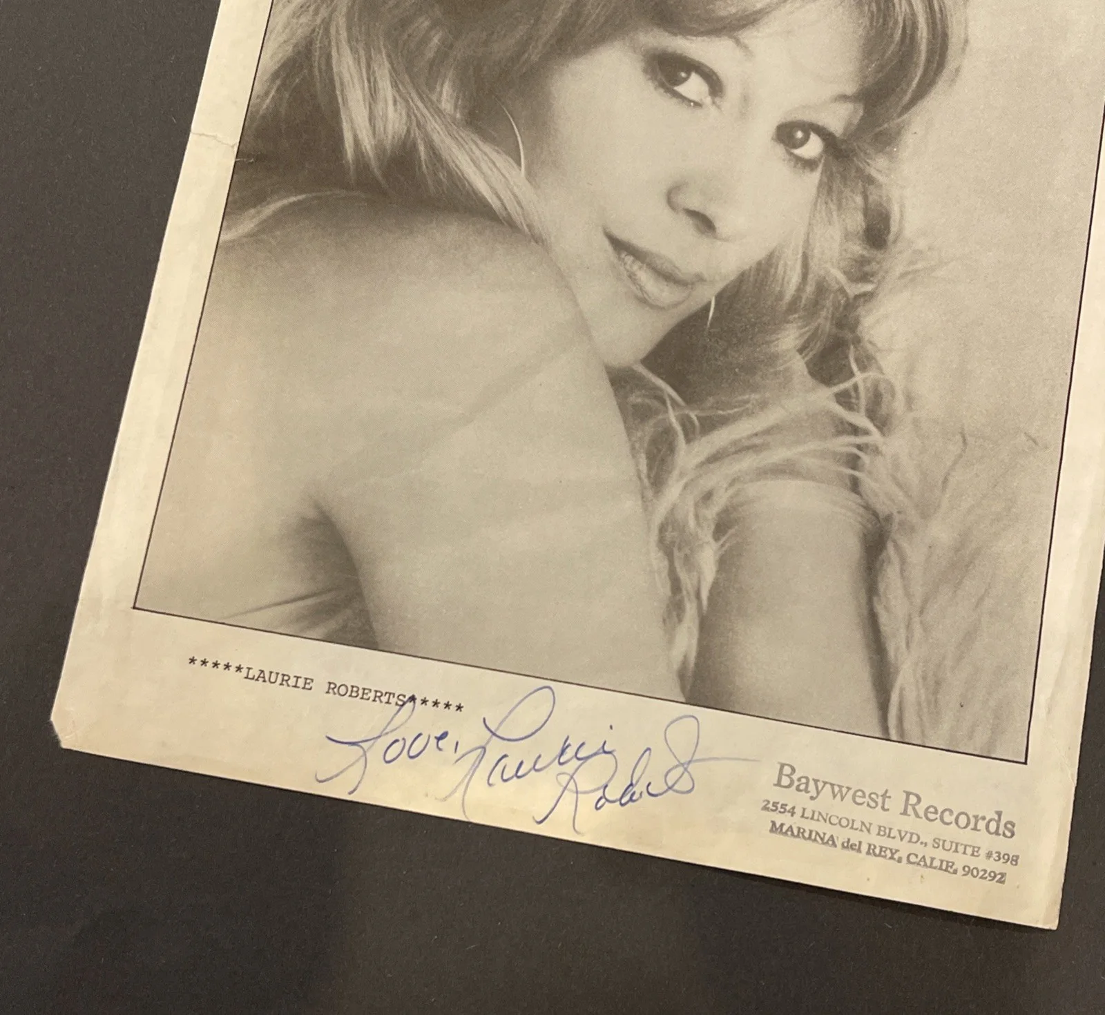 Laurie Roberts: Hand Signed Music Celebrity Photograph 8 x 10” / KSK, изображение 4