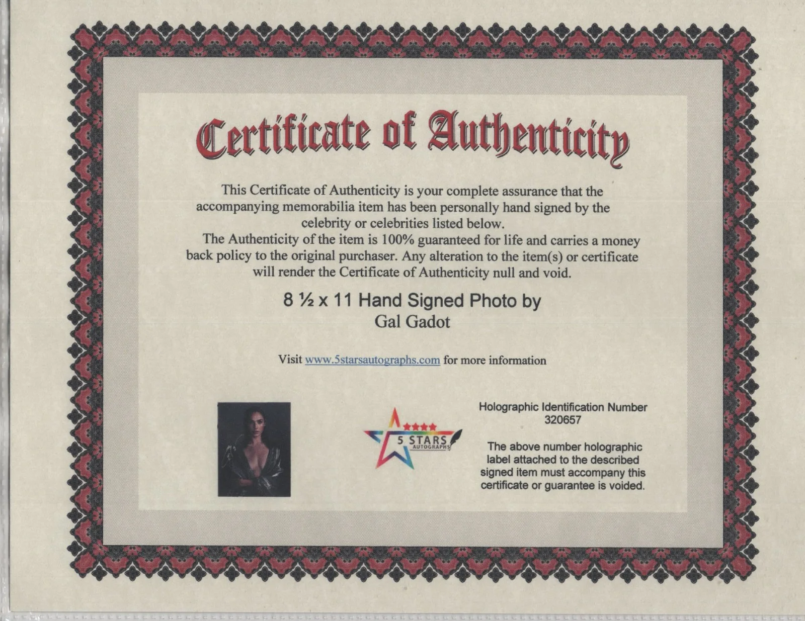 GAL GADOT AUTOGRAPHED 8 1/2 X 11 UP CLOSE PHOTO / COA, изображение 2
