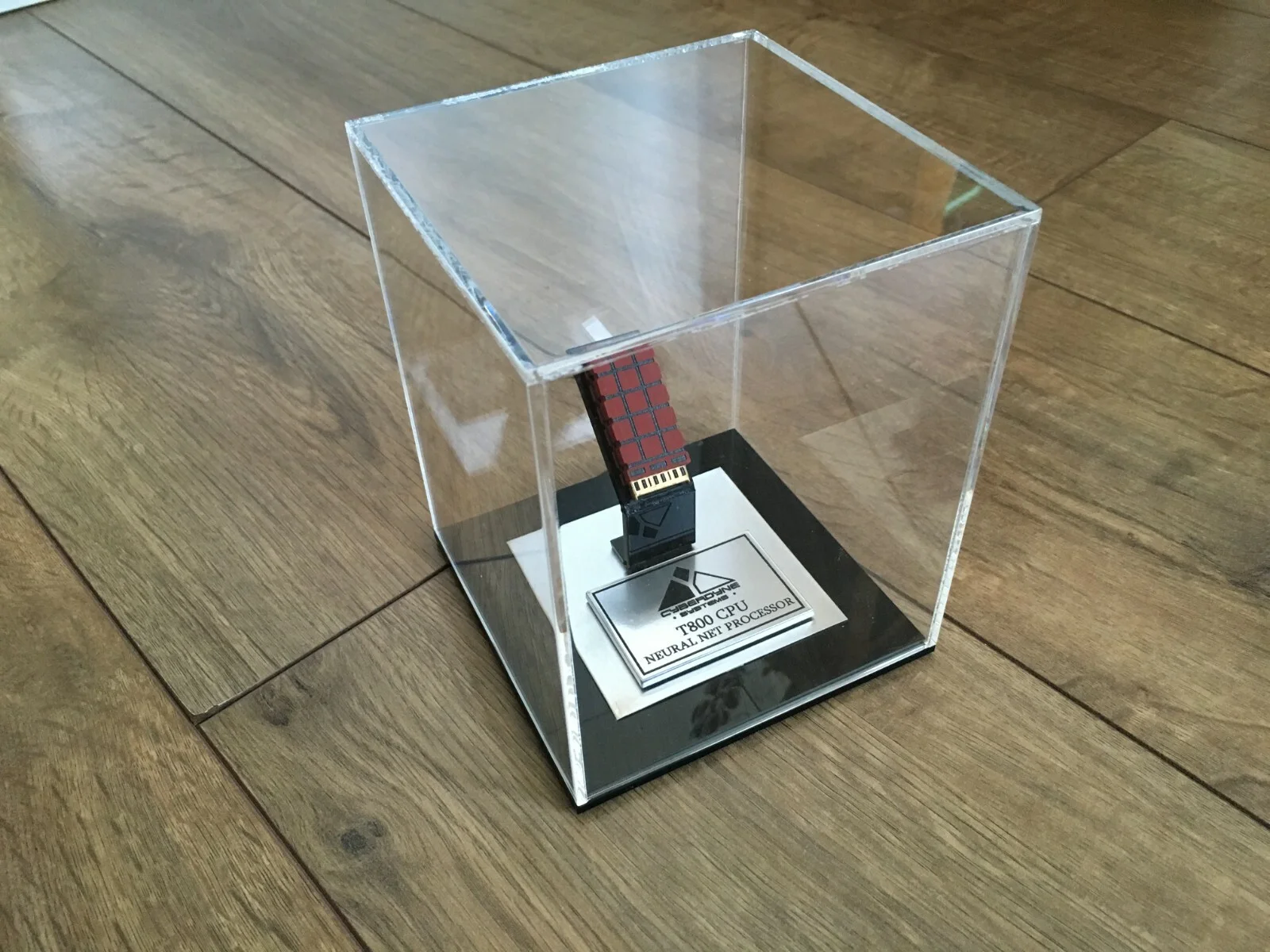 Terminator T-800 CPU Brain Chip' Chip Prop Replica with Display Case, изображение 2