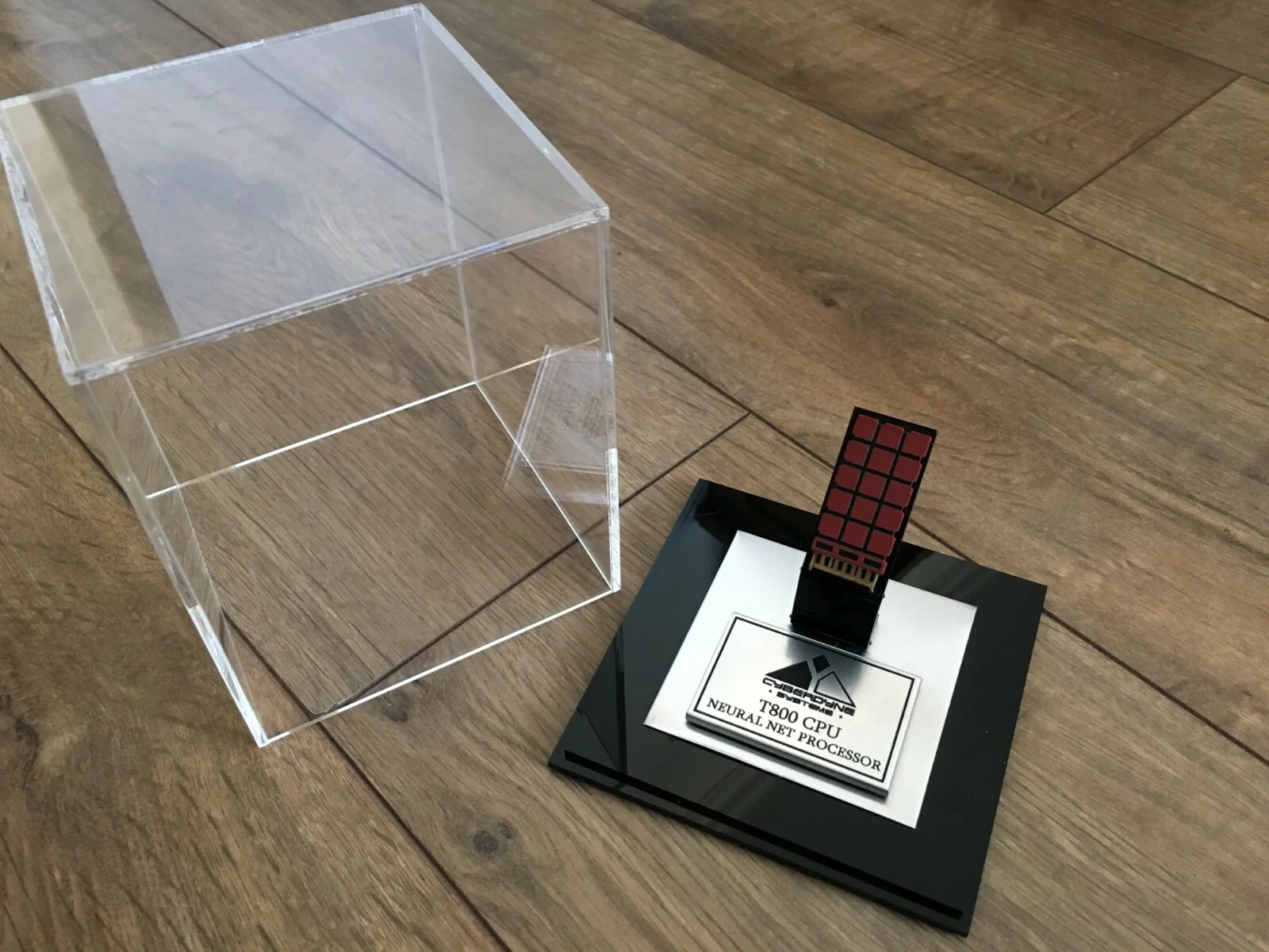 Terminator T-800 CPU Brain Chip' Chip Prop Replica with Display Case, изображение 3