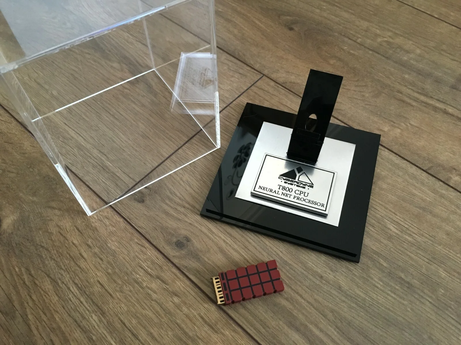 Terminator T-800 CPU Brain Chip' Chip Prop Replica with Display Case, изображение 4