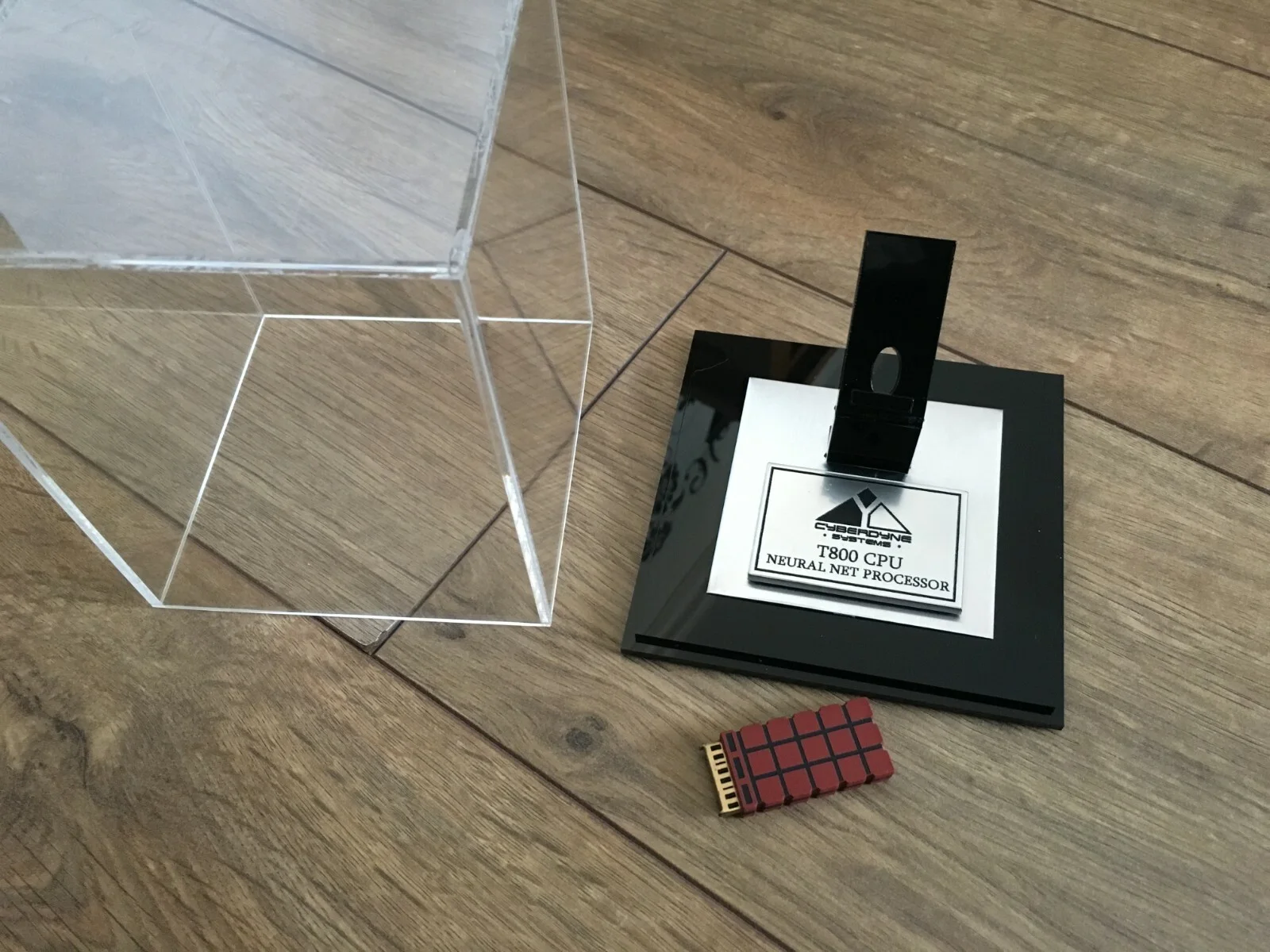 Terminator T-800 CPU Brain Chip' Chip Prop Replica with Display Case, изображение 5