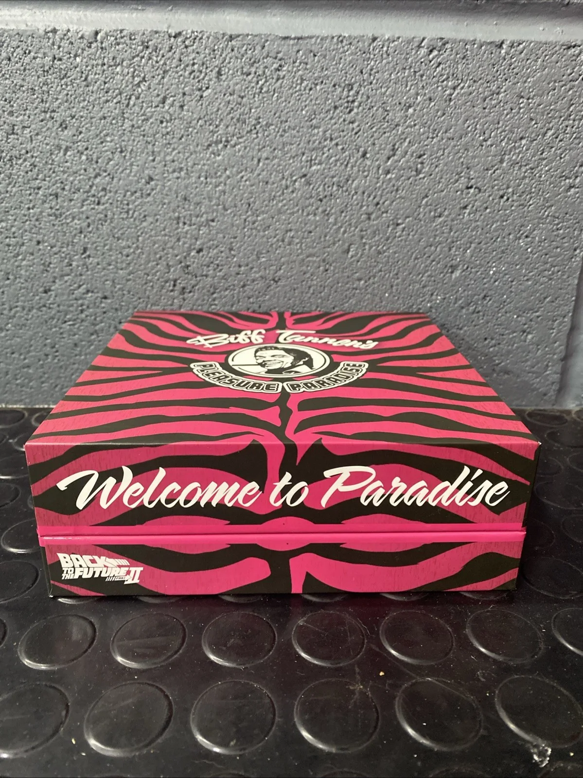 Back to the Future 24K Gold Plated Biff's Pleasure Paradise Casino Souvenir Set, изображение 3