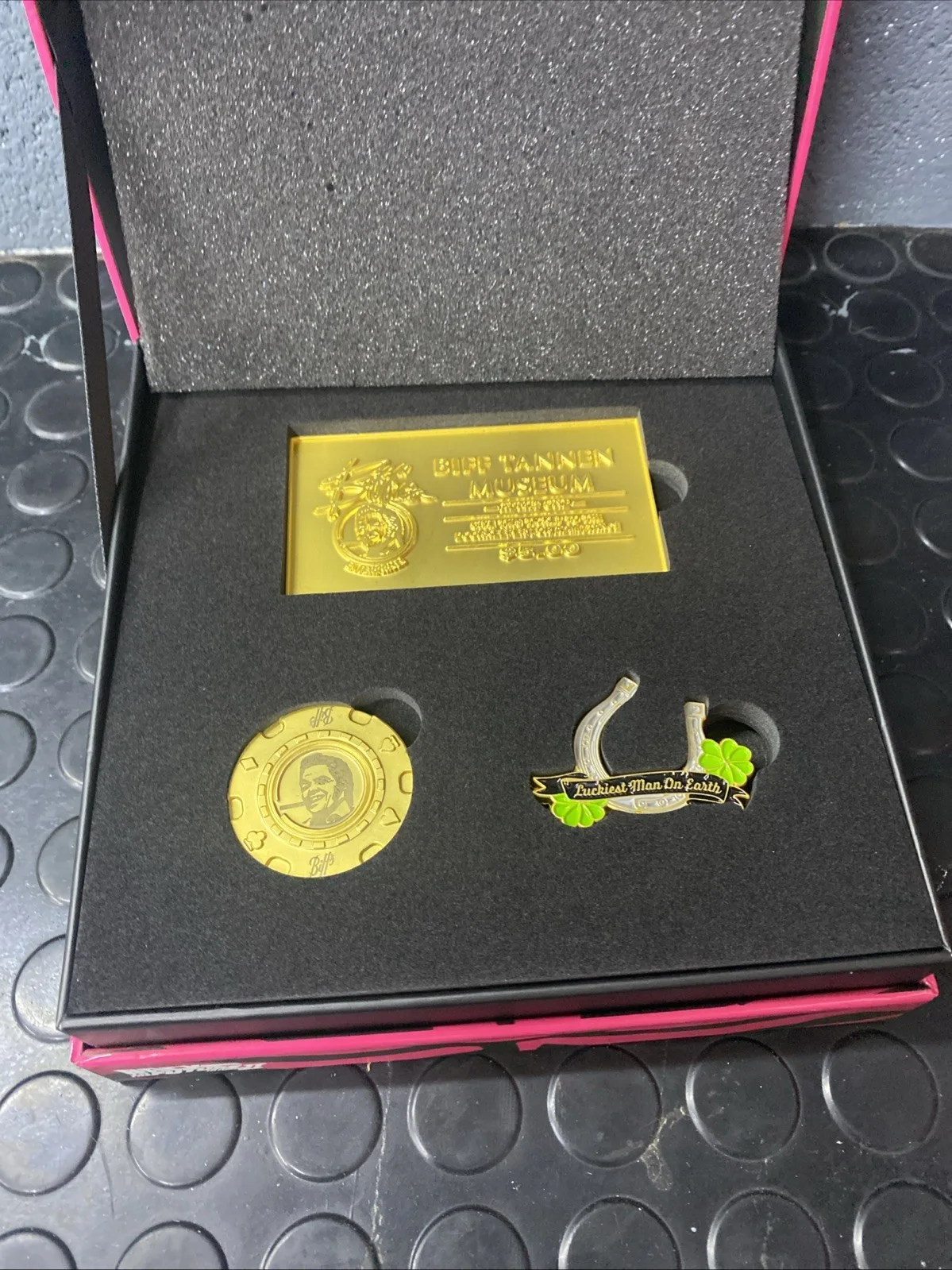 Back to the Future 24K Gold Plated Biff's Pleasure Paradise Casino Souvenir Set, изображение 4