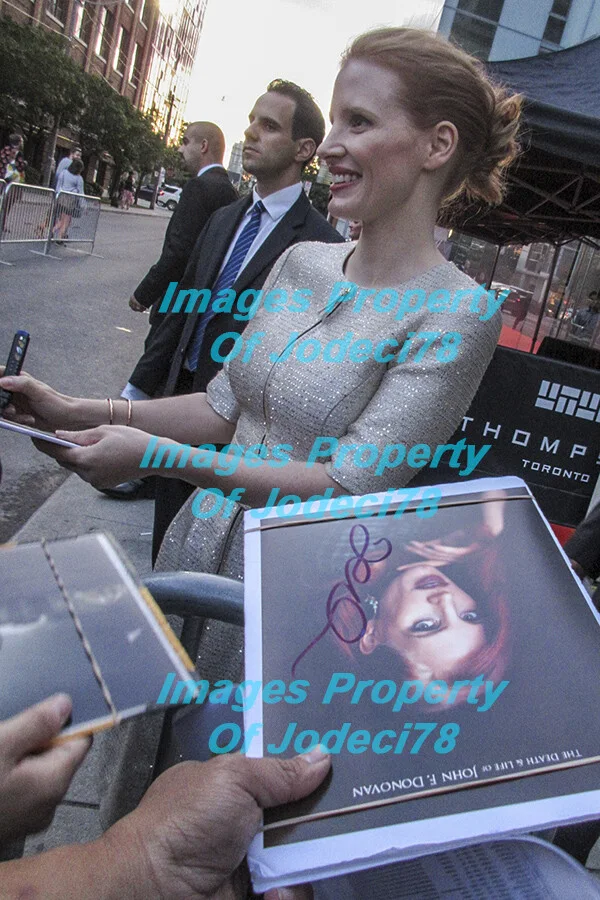Jessica Chastain — Jessica Chastain Signed 'Death and Life of John F Donovan' 8x10 Photo PROOF ACOA, изображение 3