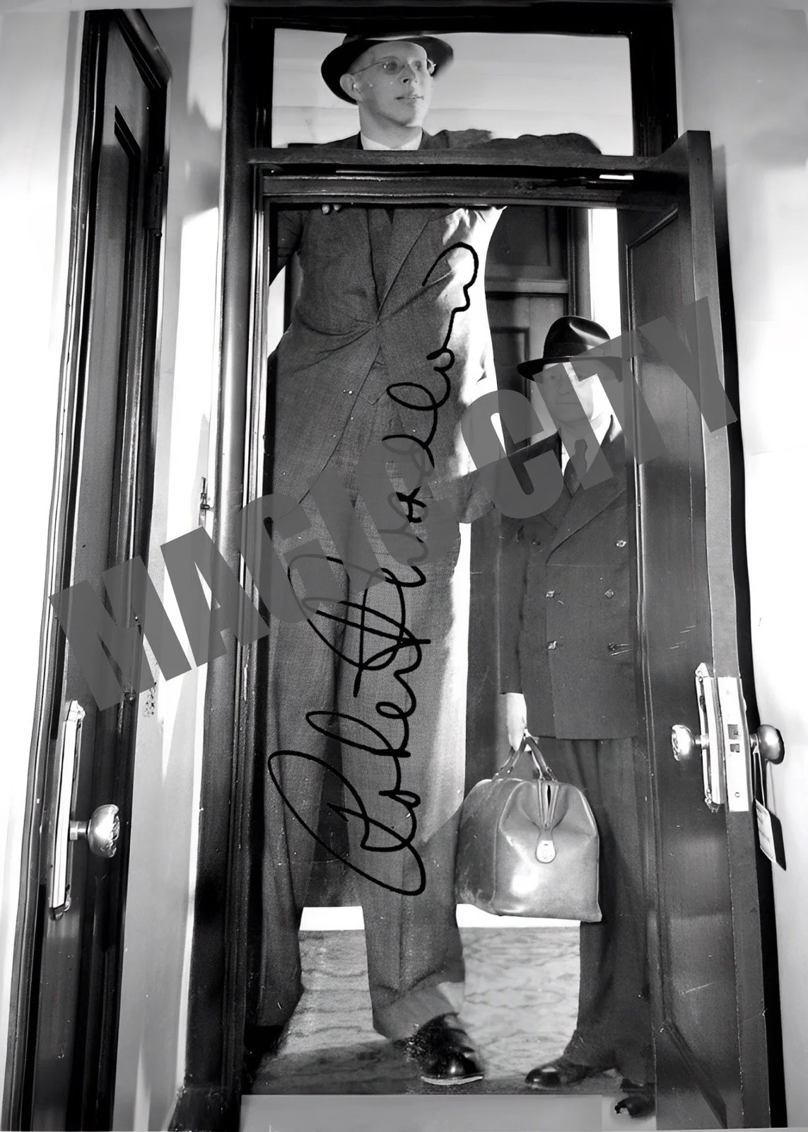 ROBERT WADLOW — ROBERT WADLOW SIGNED PHOTO AUTOGRAPH World’s Tallest Man Giant 8.5X11 REPRINT