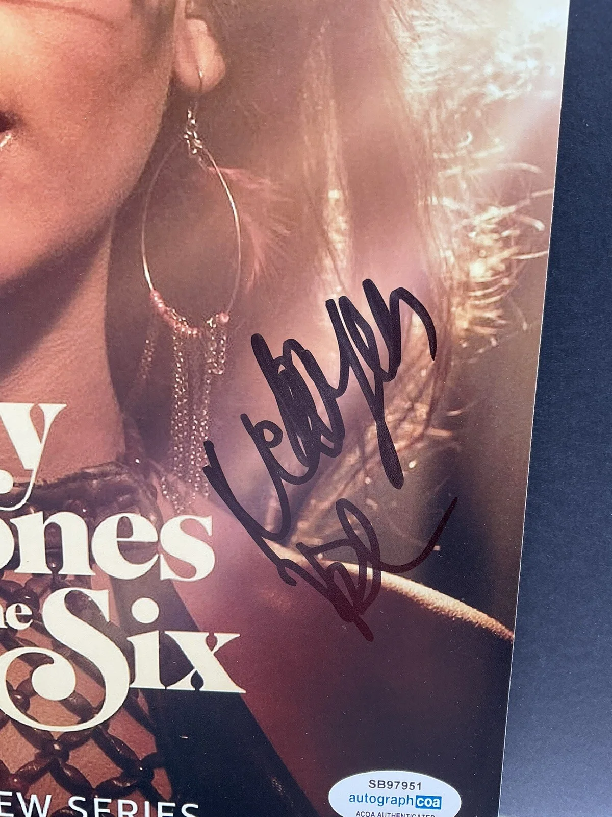 Nabiyah Be — Nabiyah Be signed photo ‘Daisy Jones & The Six’ autographed ‘Simone’ photo ACOA, изображение 2