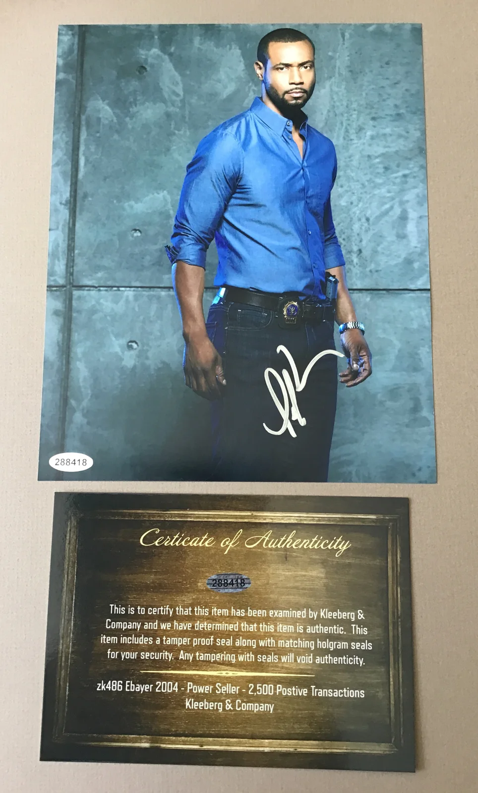 Him — Autograph Isaiah Mustafa ("It Chapter Two" star) 8x10 photo COA As Policemen, изображение 2