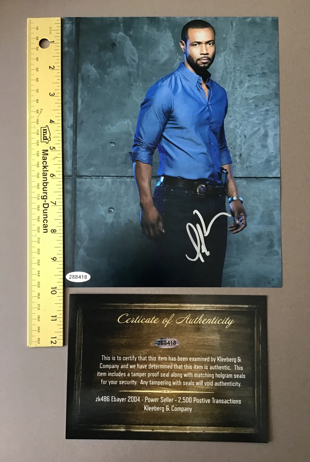Him — Autograph Isaiah Mustafa ("It Chapter Two" star) 8x10 photo COA As Policemen, изображение 3