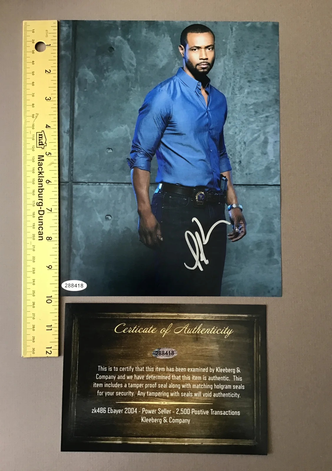 Him — Autograph Isaiah Mustafa ("It Chapter Two" star) 8x10 photo COA As Policemen, изображение 4