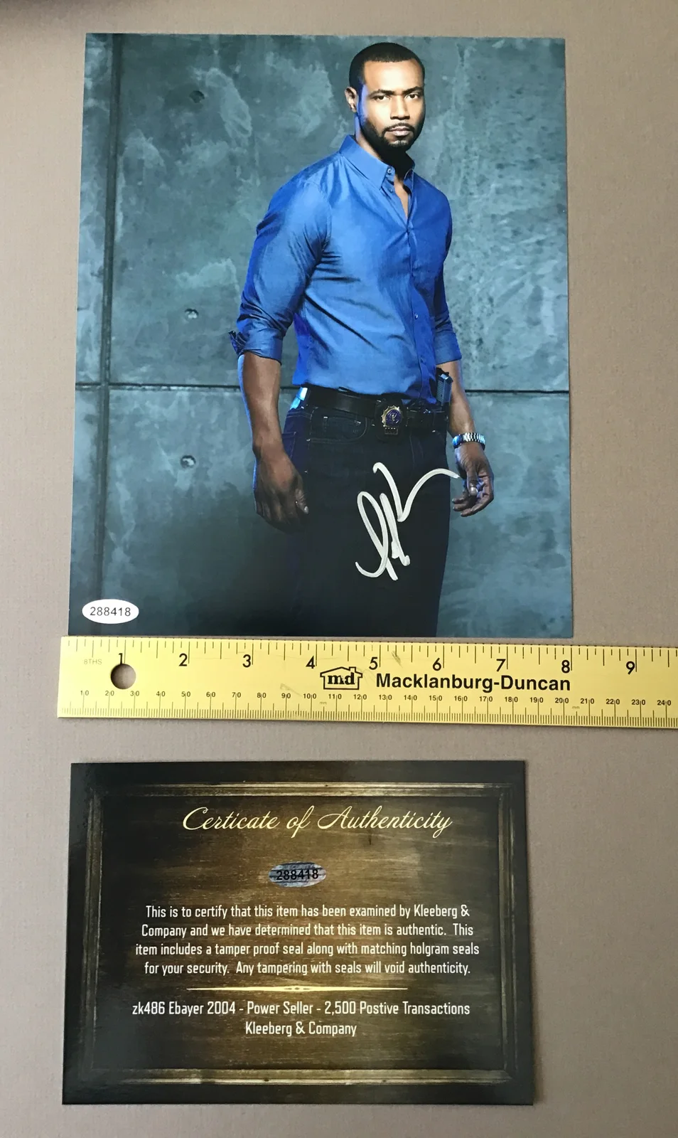 Him — Autograph Isaiah Mustafa ("It Chapter Two" star) 8x10 photo COA As Policemen, изображение 5