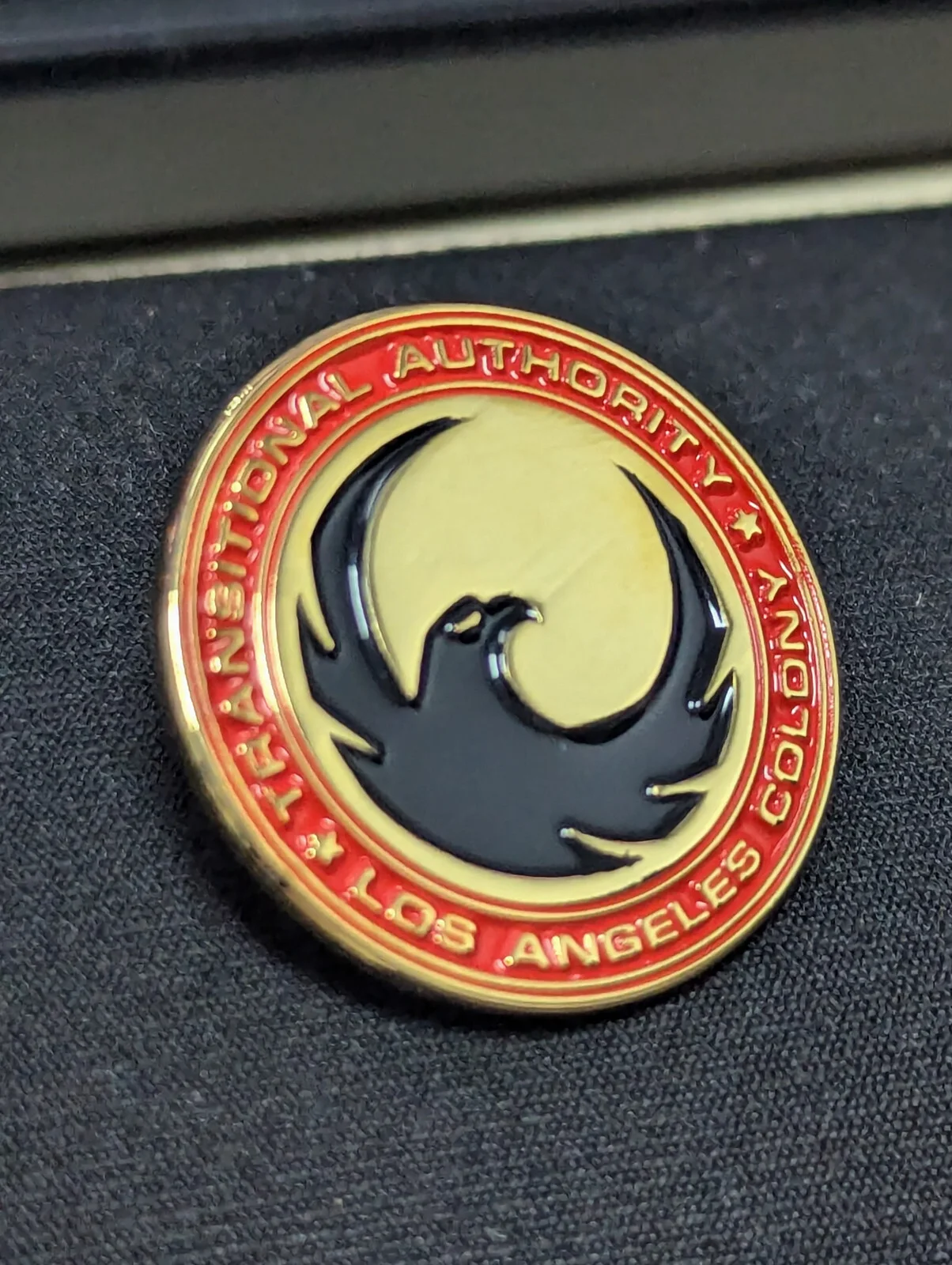 Los Angeles Colony Transitional Authority Lapel Pin x2 TV Series Movie Prop Show, изображение 4