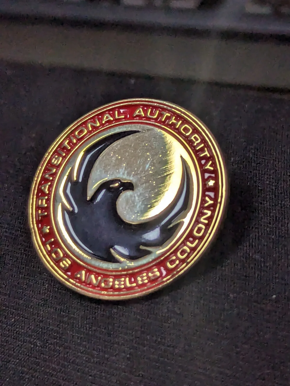 Los Angeles Colony Transitional Authority Lapel Pin x2 TV Series Movie Prop Show, изображение 5