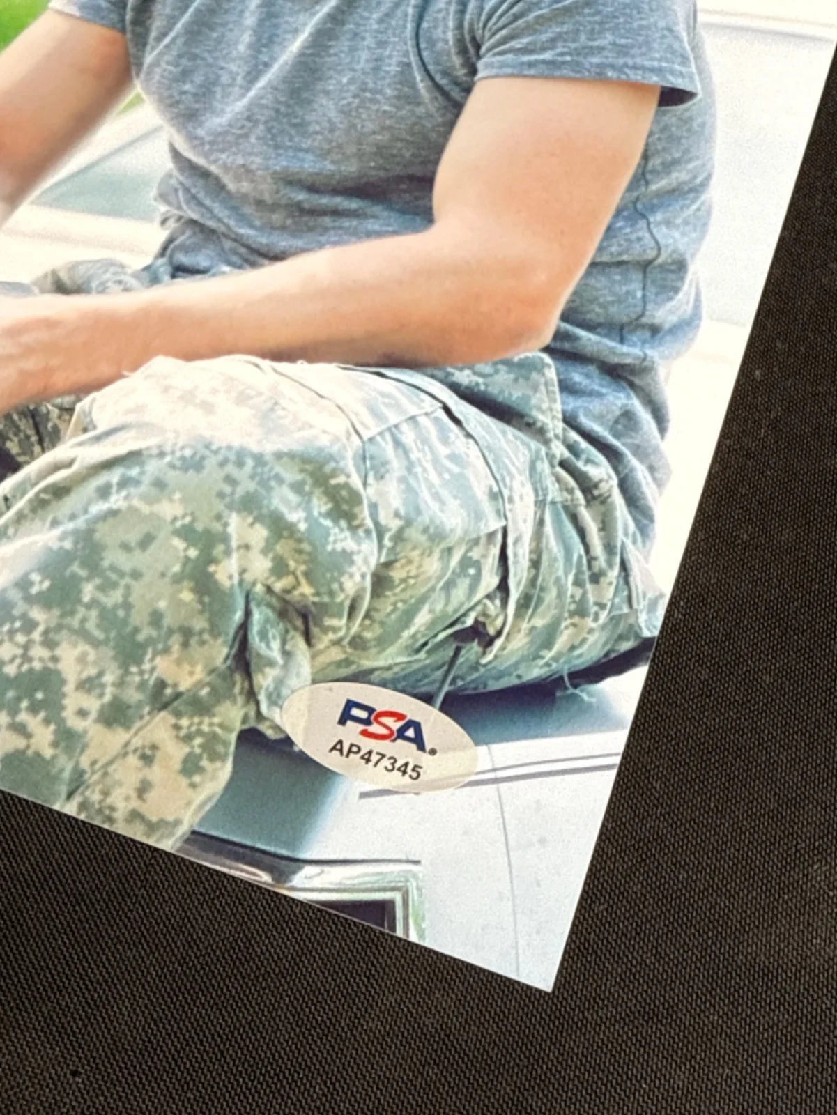 Casey Affleck — Casey Affleck Signed 8x10 Photo PSA AP47345, image 2
