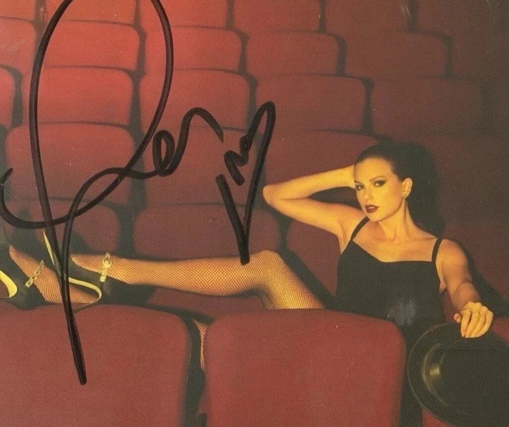 Taylor Swift Signed CD 'The Life of a Showgirl' Framed Display with Photo, изображение 2