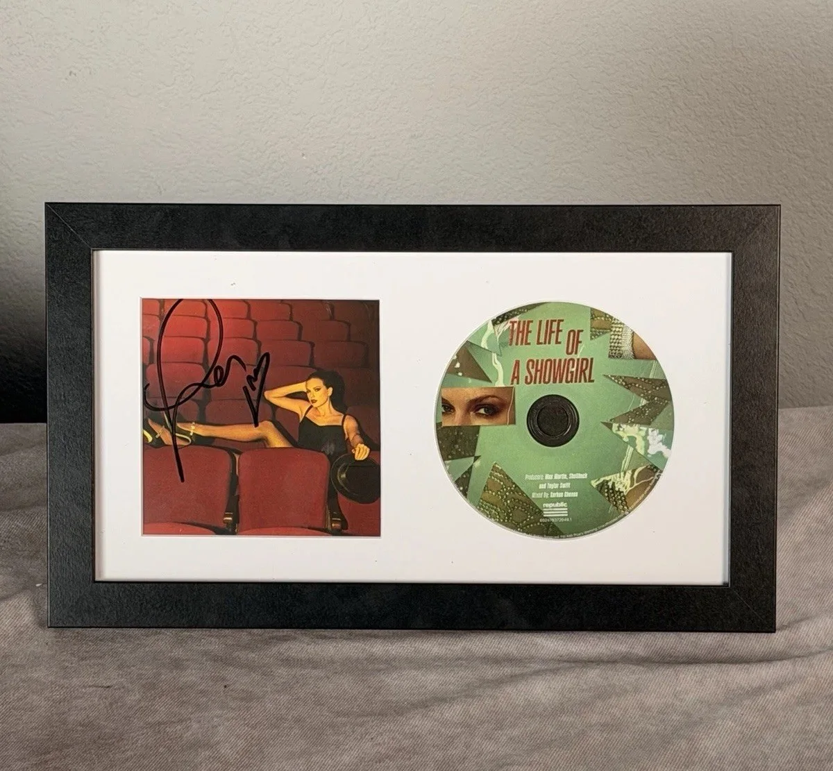 Taylor Swift Signed CD 'The Life of a Showgirl' Framed Display with Photo, изображение 4