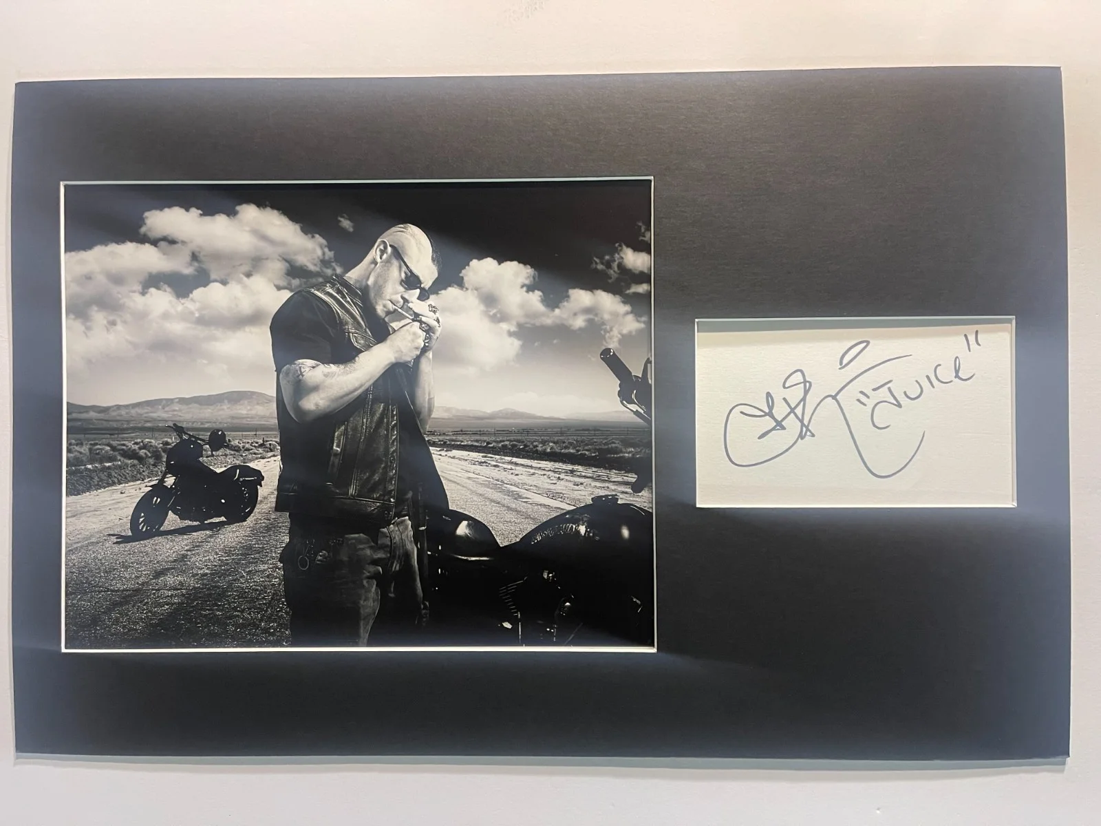 THEO ROSSI — Theo Rossi Sons Of Anarchy W/COA matted signed index card with photo 11x17 #1