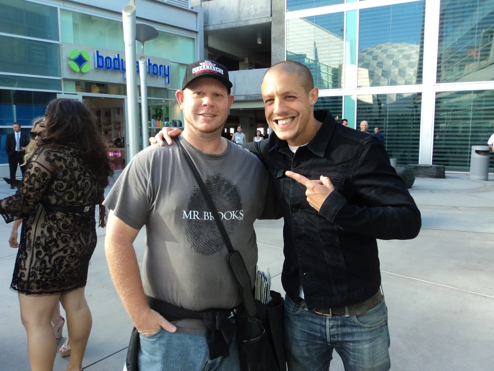 THEO ROSSI — Theo Rossi Sons Of Anarchy W/COA matted signed index card with photo 11x17 #1, image 3