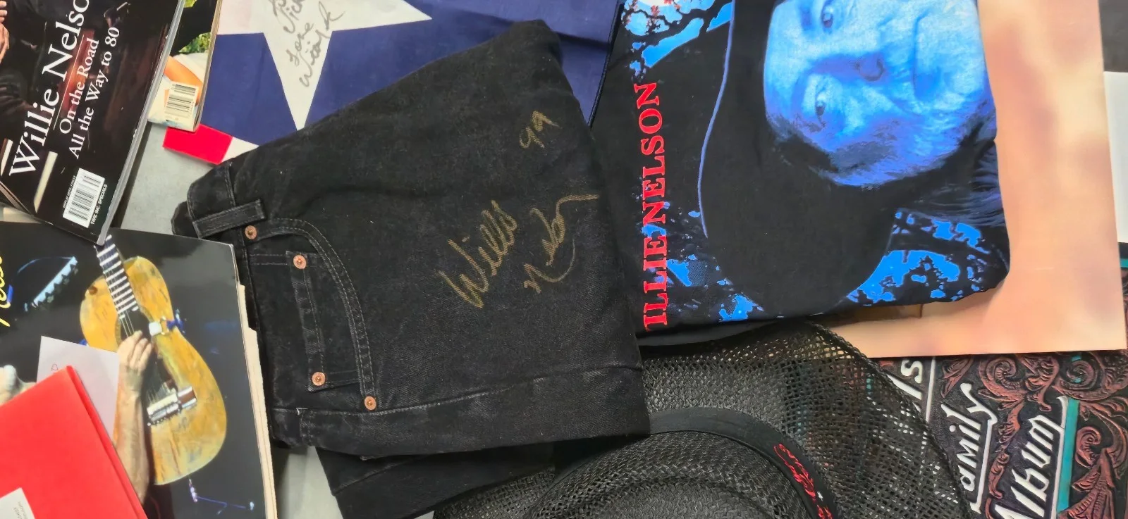 Willie Nelson Memorabilia Lot Signed Jeans T-Shirts Ticket Stubs Posters CD's +, изображение 2