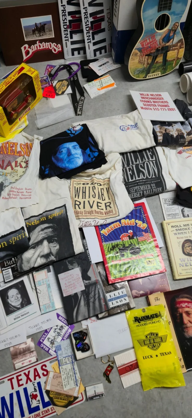 Willie Nelson Memorabilia Lot Signed Jeans T-Shirts Ticket Stubs Posters CD's +, изображение 3