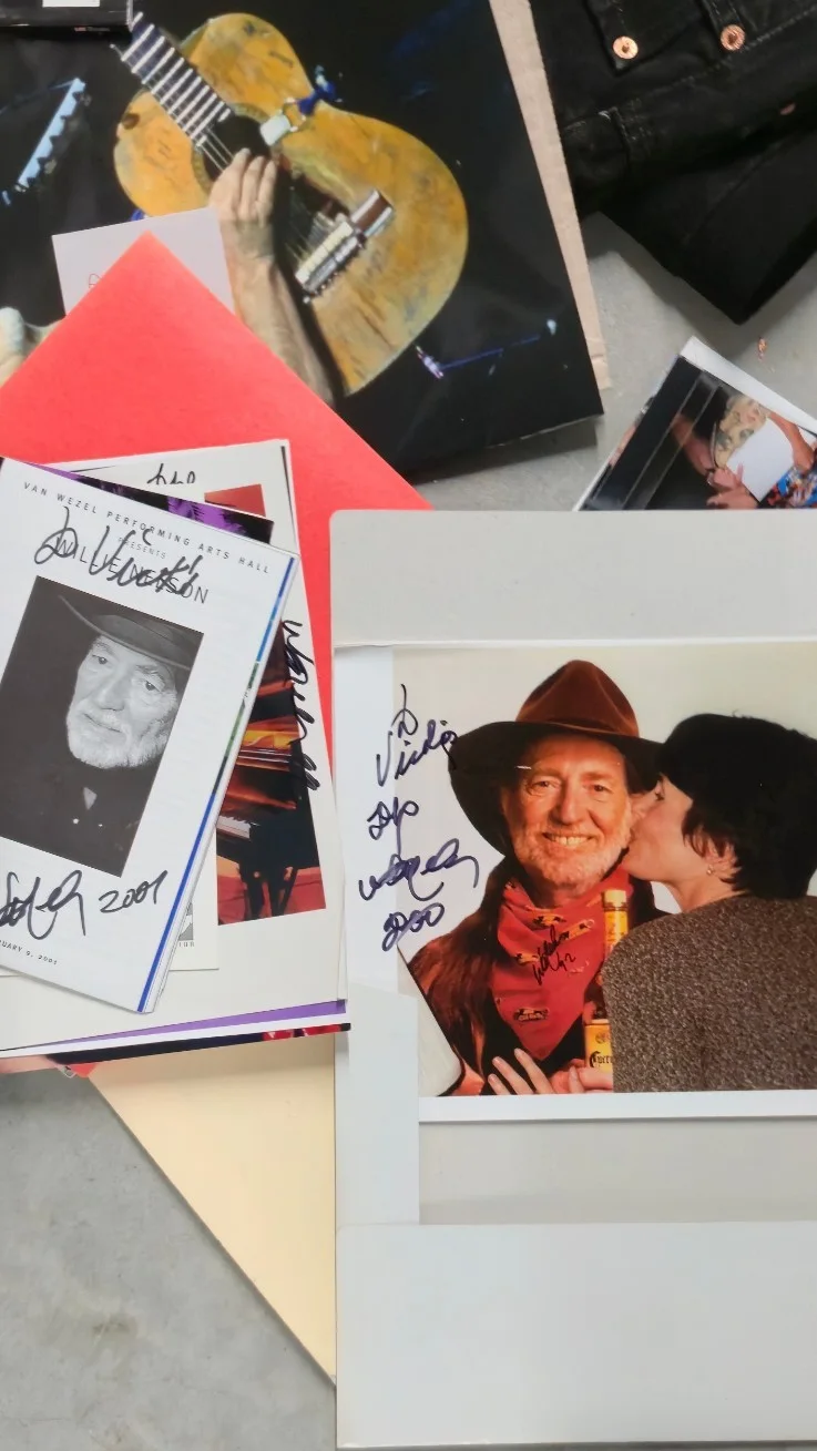 Willie Nelson Memorabilia Lot Signed Jeans T-Shirts Ticket Stubs Posters CD's +, изображение 4