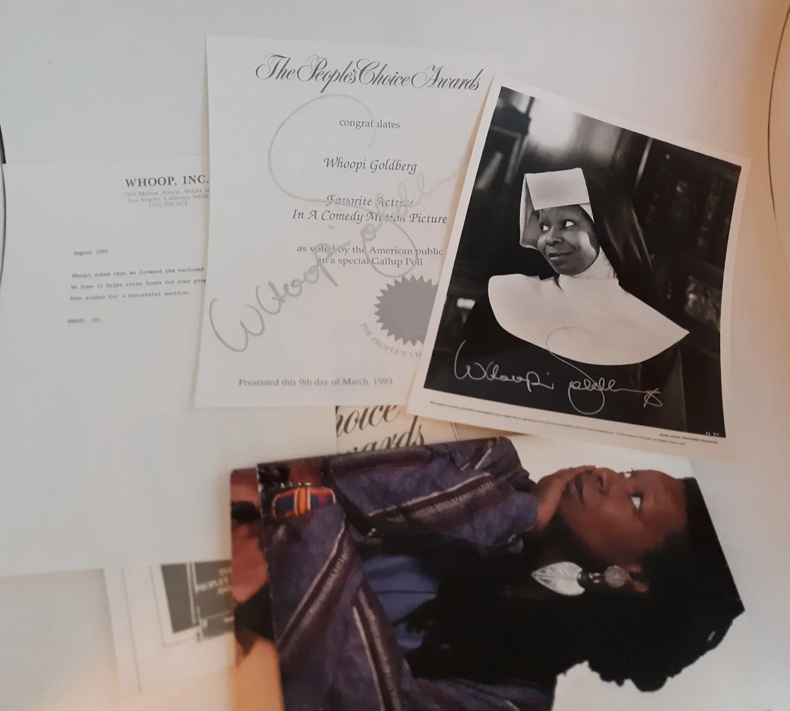Whoopi Goldberg — Whoopi Goldberg Peoples Choice Award Folder, Award, Photo, Letter, Poster SIGNED
