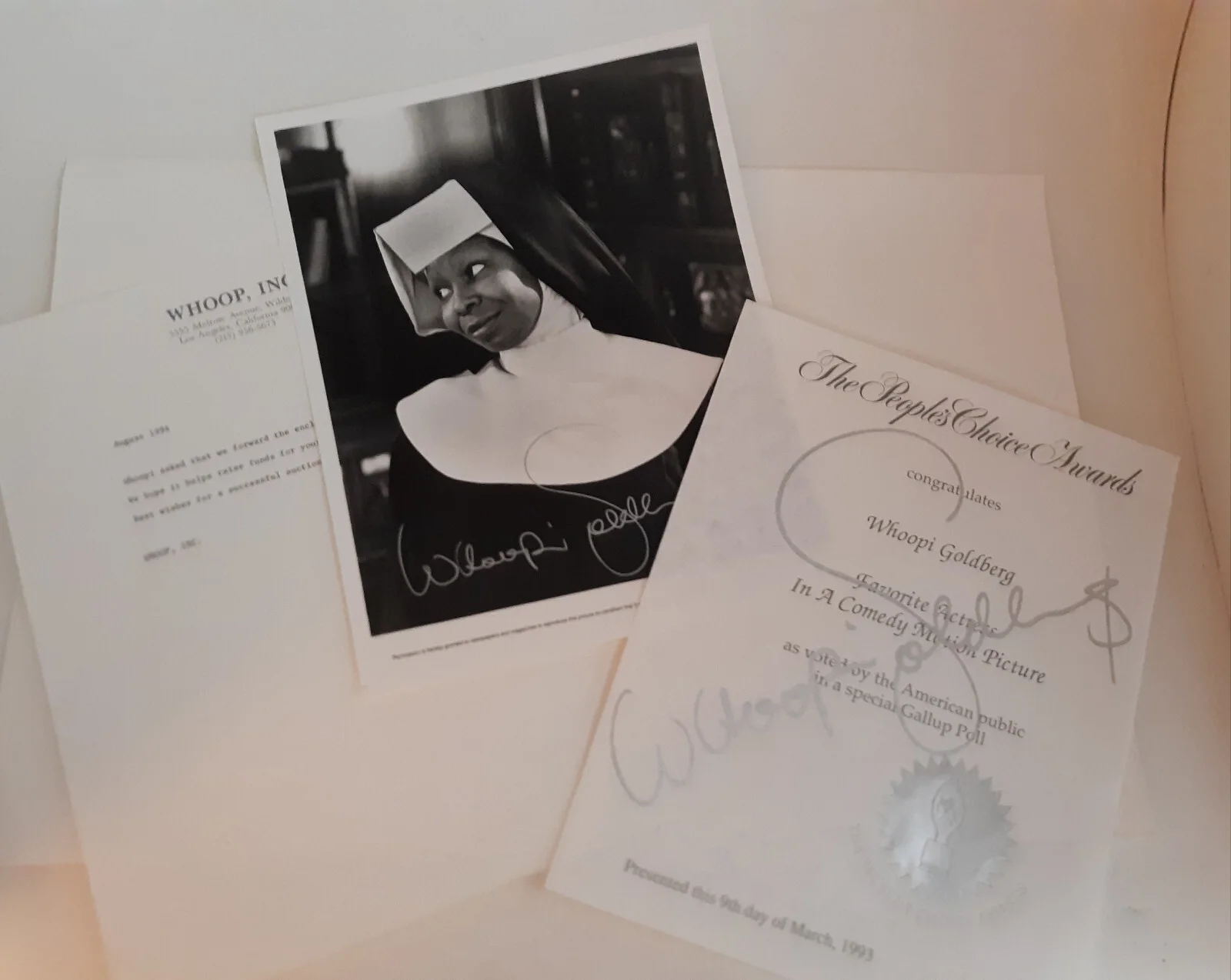 Whoopi Goldberg — Whoopi Goldberg Peoples Choice Award Folder, Award, Photo, Letter, Poster SIGNED, изображение 2