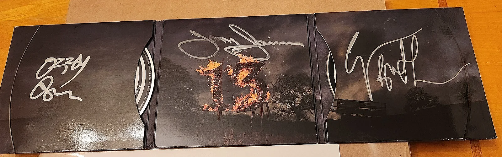 black sabbath 13 lenticular cd signed by OZZY osbourne TONY and GEEZER JSA COA, изображение 2