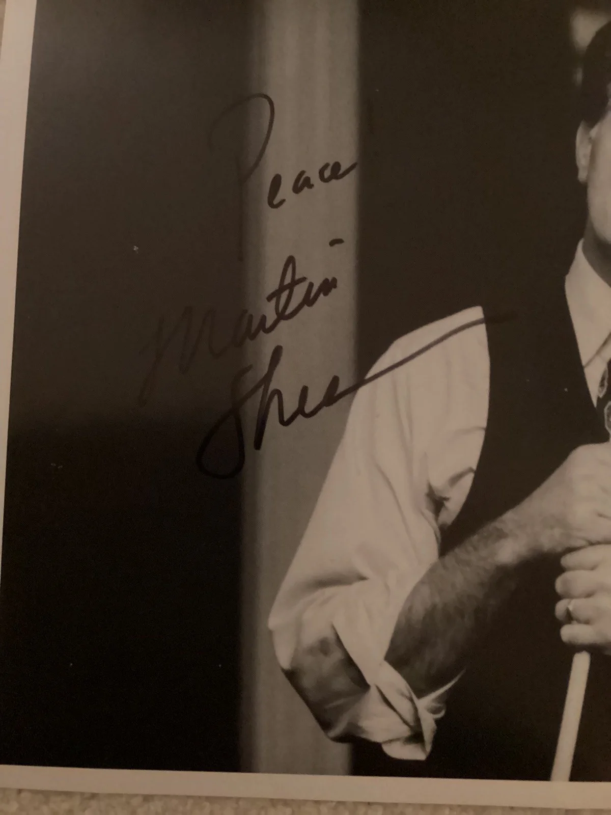 Martin Sheen — Martin Sheen – THE WEST WING "Apocalypse Now" Autograph Signed 8x10 B&W Image, image 2