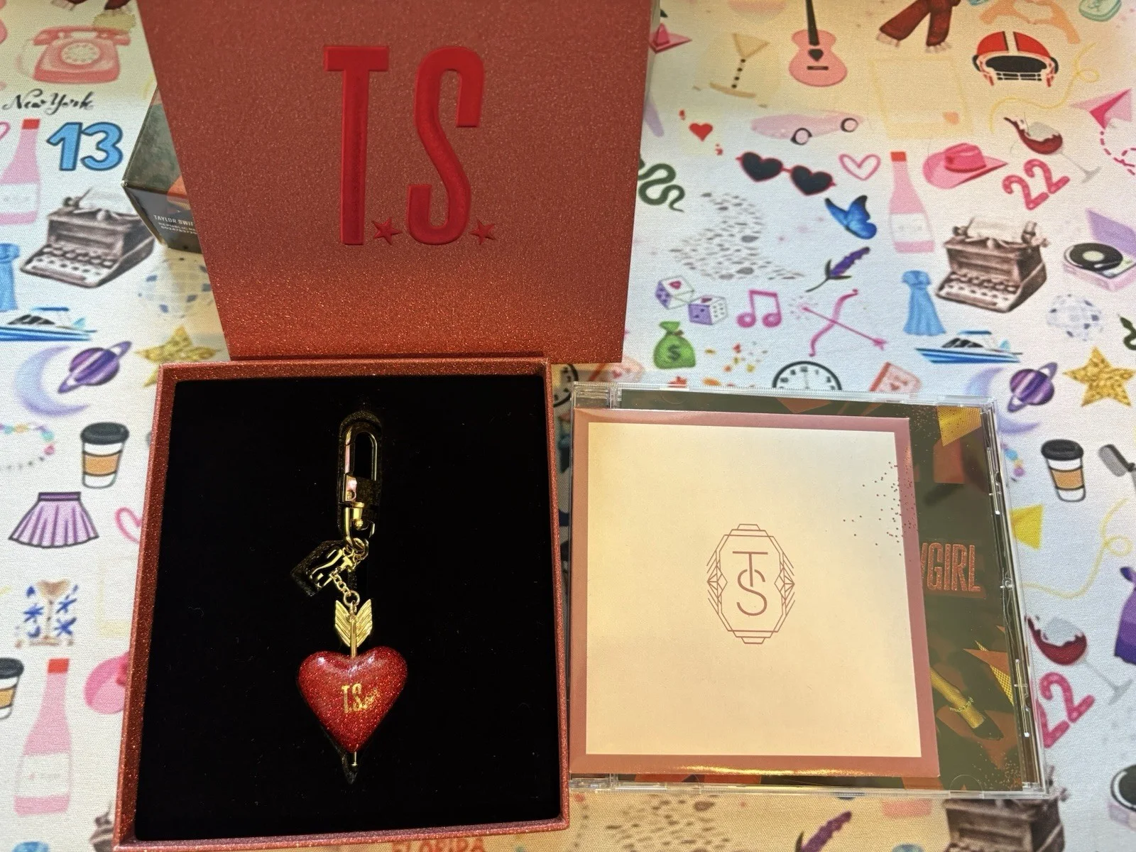 Taylor Swift 'The Life of a Showgirl' Heart Keychain with 3 Photos Box Included, изображение 3