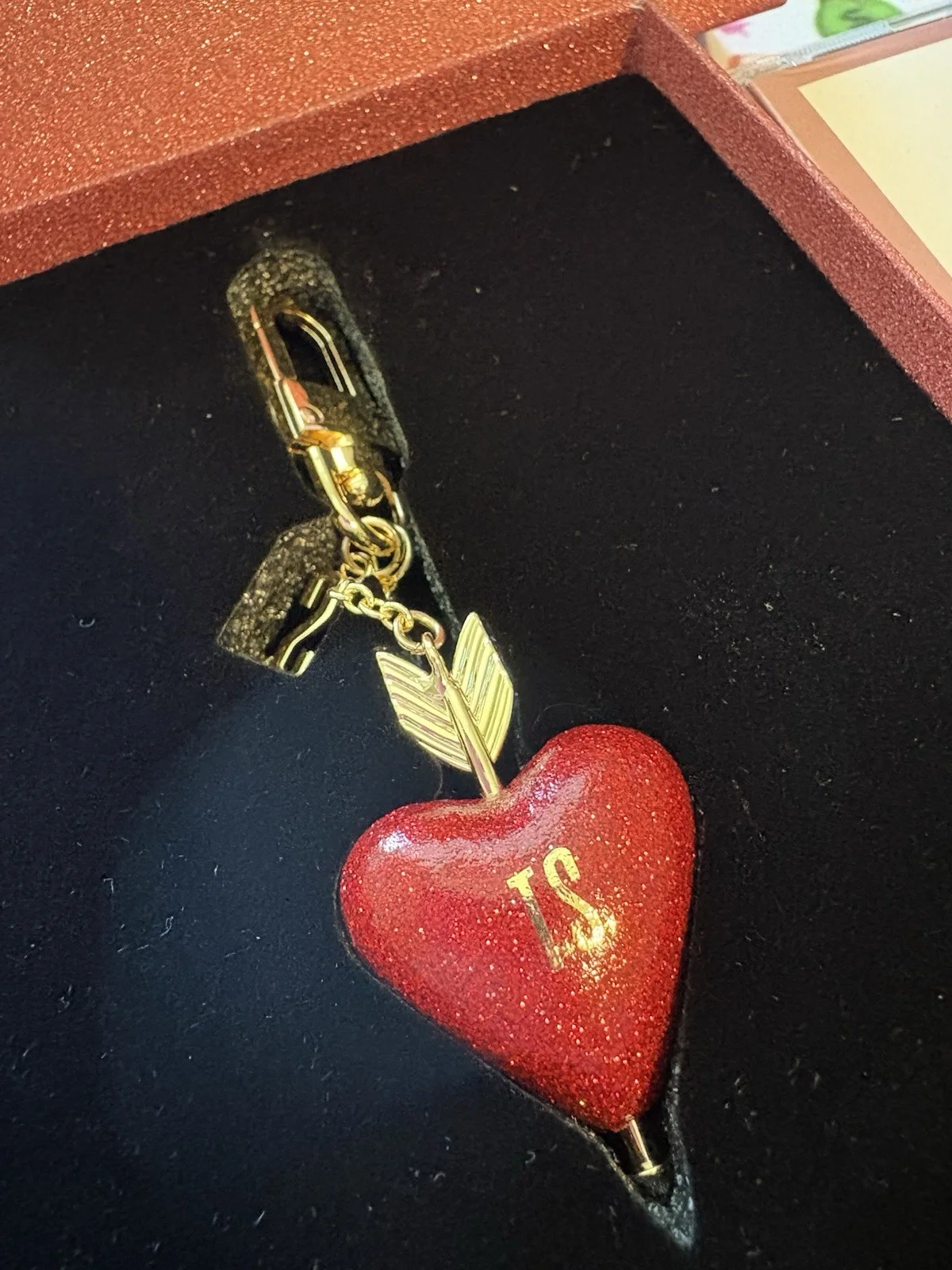 Taylor Swift 'The Life of a Showgirl' Heart Keychain with 3 Photos Box Included, изображение 4