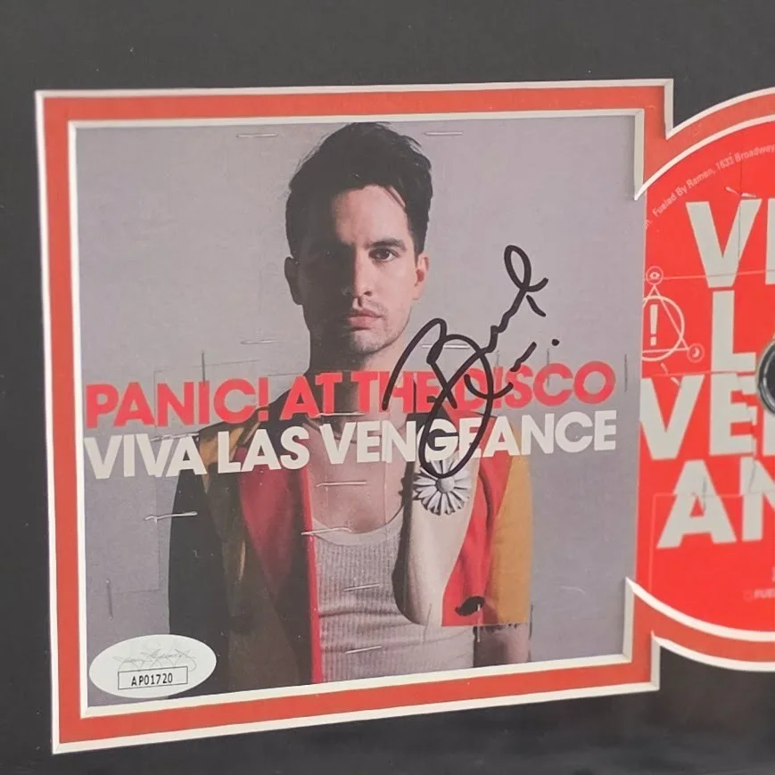Brendon Urie Panic at the Disco Signed Autographed Viva Las Vengance CD JSA COA, изображение 2