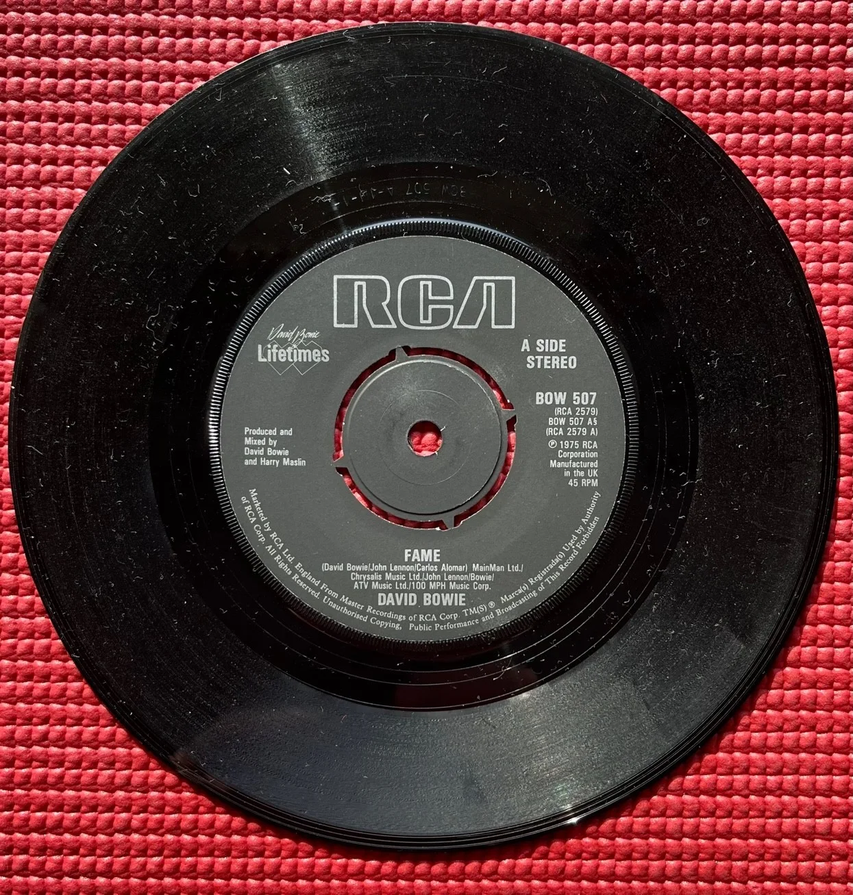 ANDY PETERS signed DAVID BOWIE autographed LIFETIMES 1983 "FAME" Single 45 RPM, изображение 5