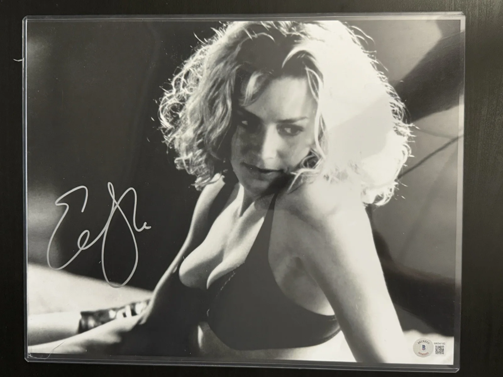 Elizabeth Shue — ELIZABETH SHUE SIGNED 11 X 17 PHOTO LEAVING LAS VEGAS, THE KARATE KID BECKETT