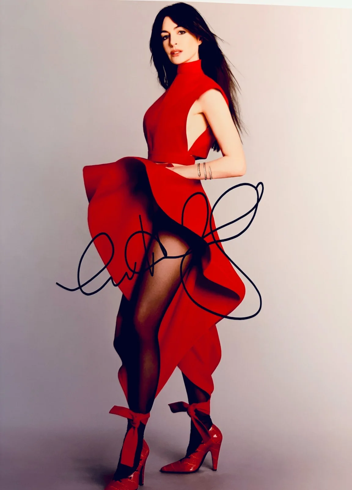 Anne Hathaway — Anne Hathaway Signed •THE DEVIL WEARS PRADA 2•8X10 Stunning Color Photo w/ COA, image 2