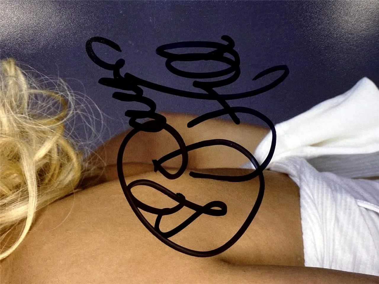 Paris Hilton — Paris Hilton signed 11x14 photo Model autograph (B) ~ Beckett BAS, image 2