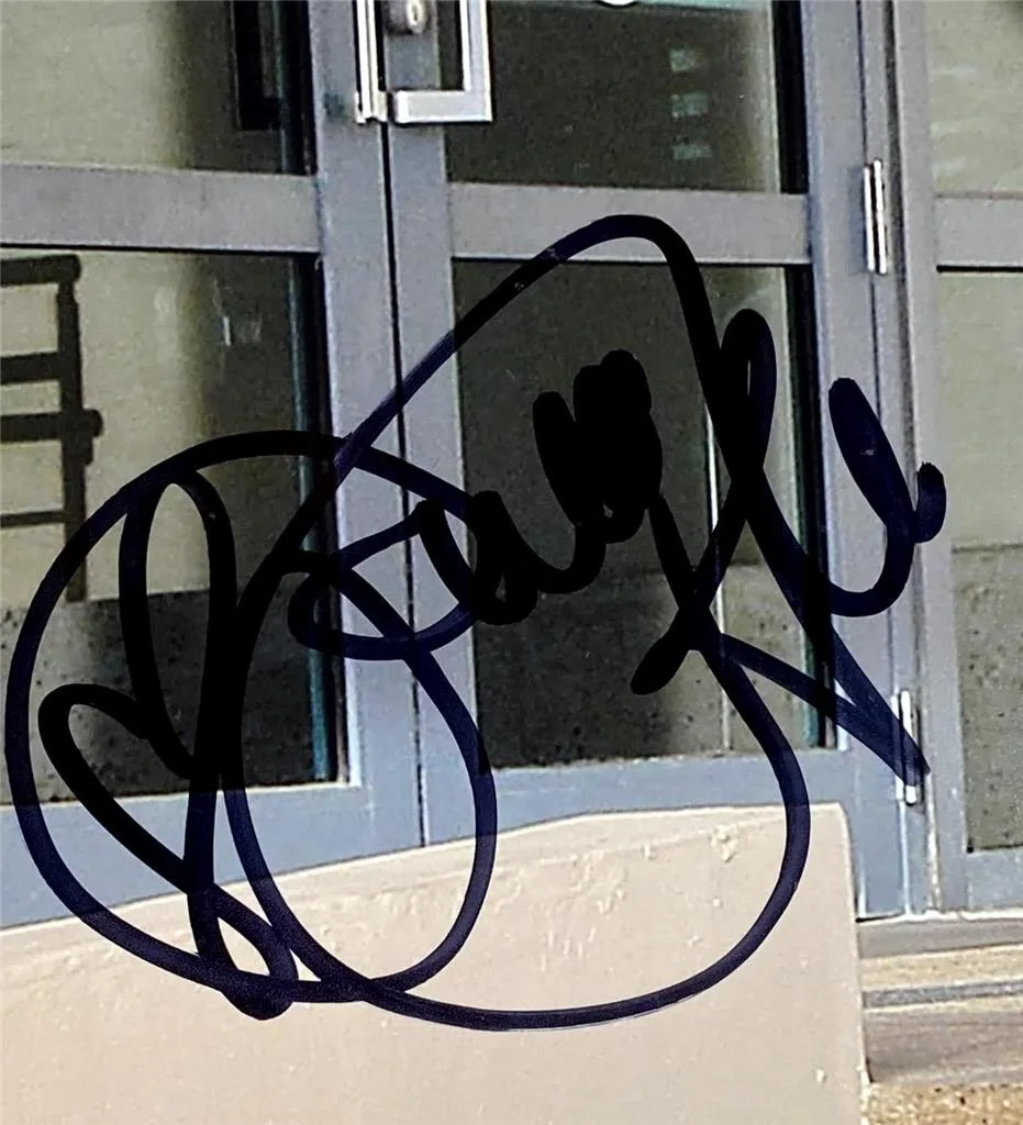 Paris Hilton — Paris Hilton signed 11x14 photo Model autograph (B) ~ Beckett BAS, image 2