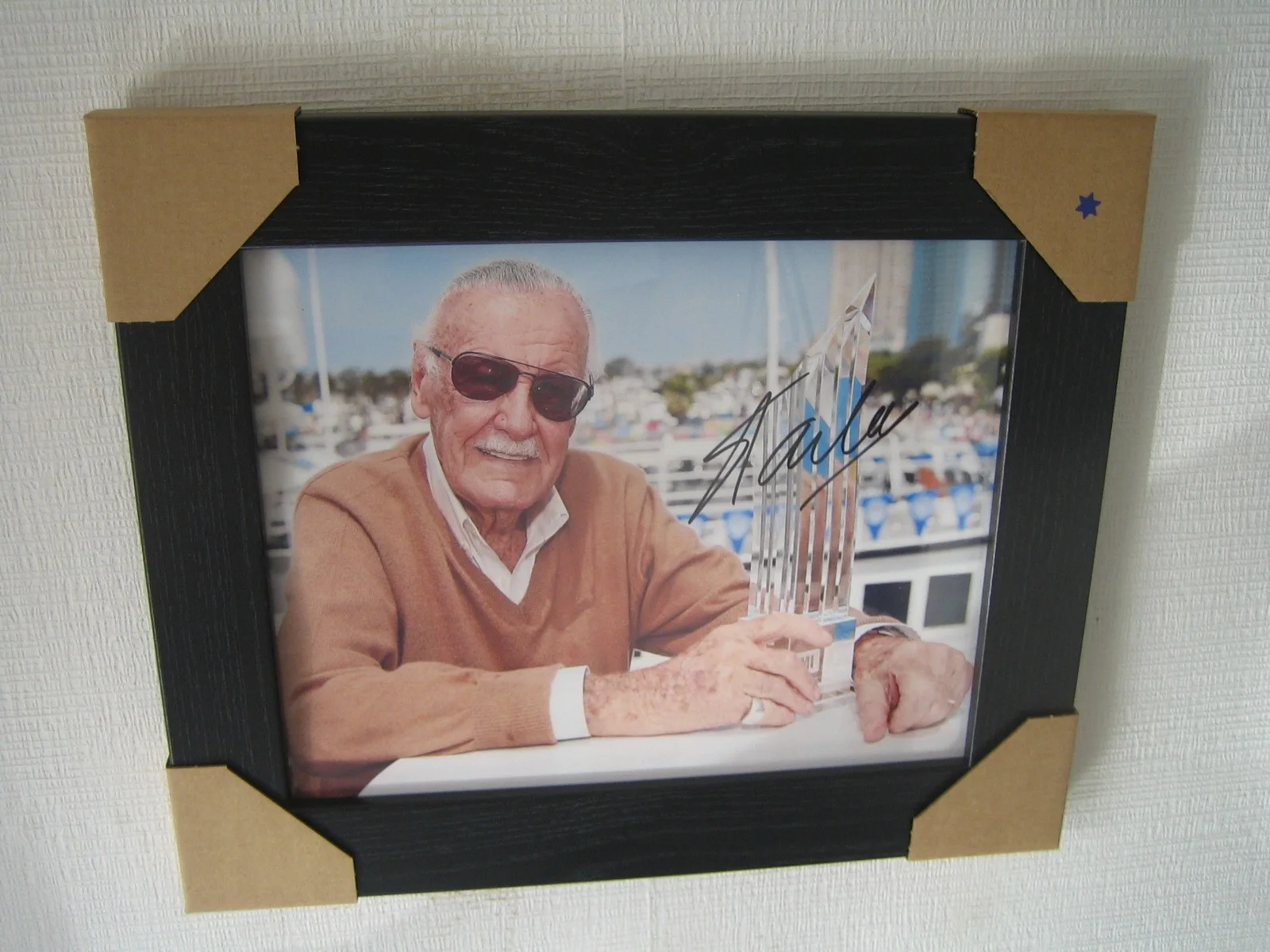 Stan Lee ; {Marvel} Signed Photo 8x10 inches Framed with CoA, image 2