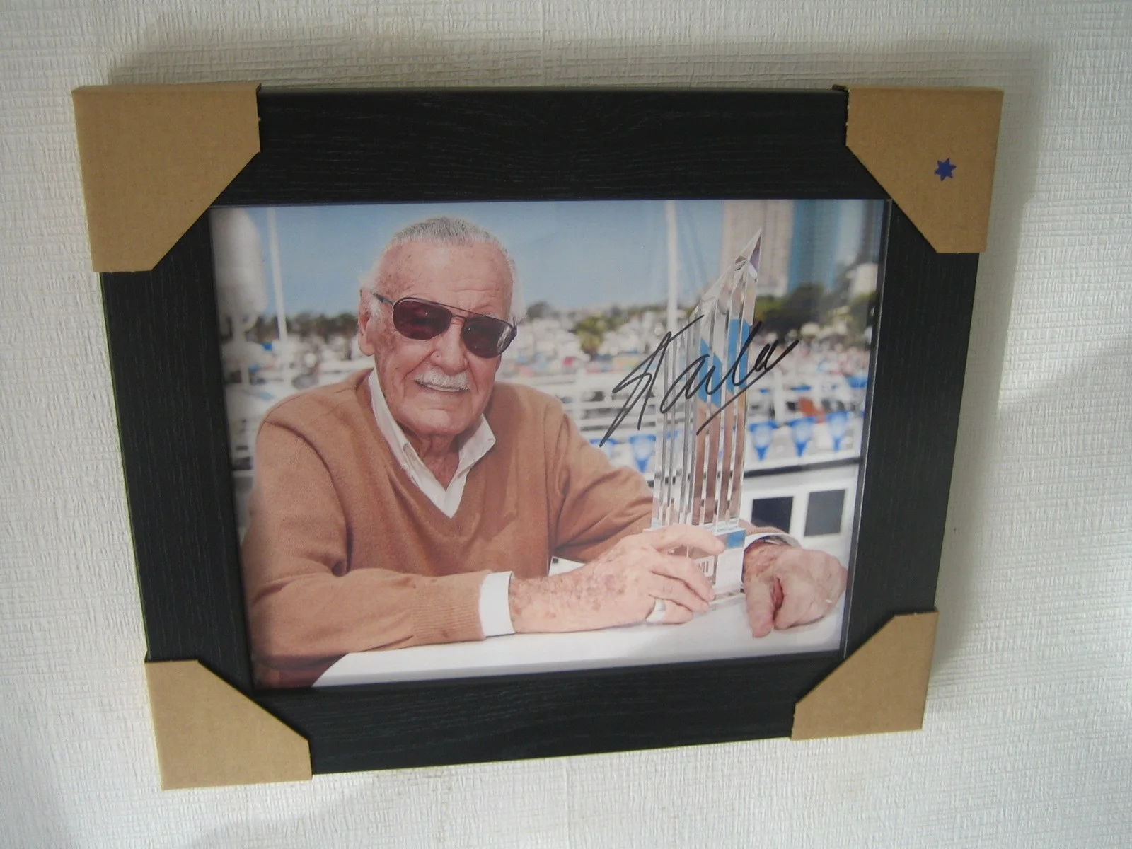 Stan Lee ; {Marvel} Signed Photo 8x10 inches Framed with CoA, image 3