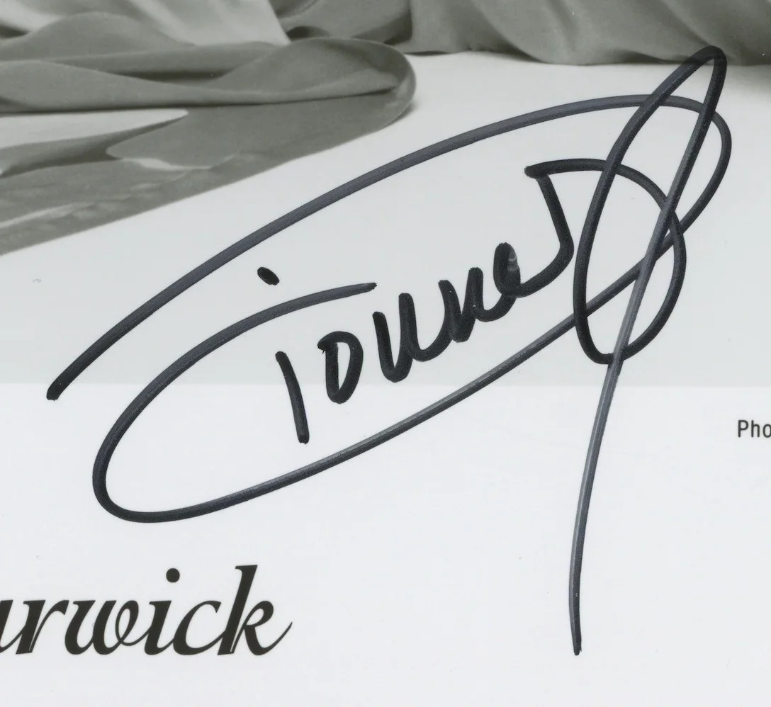 Dionne Warwick Walk On By Autographed Signed 8x10 Photo AMCO COA, изображение 2