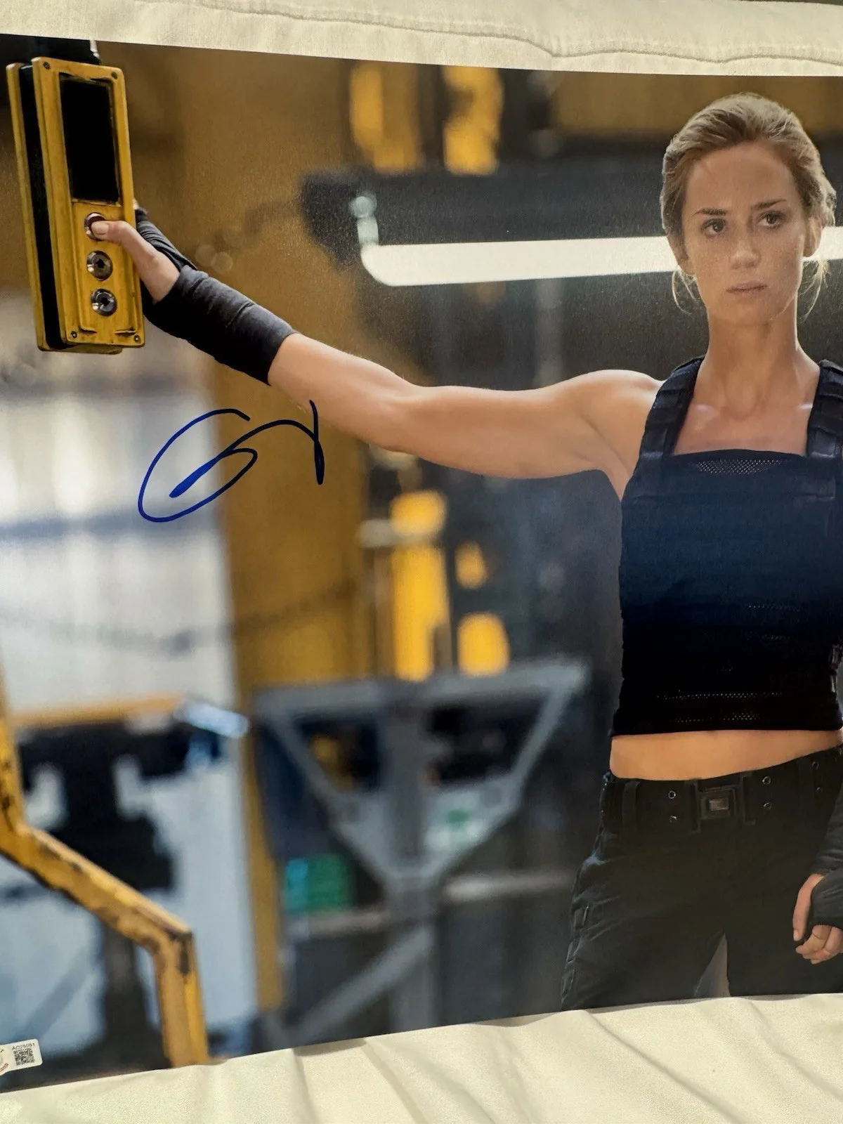 EMILY BLUNT SIGNED 16X20 EDGE OF TOMORROW PHOTO AUTO BECKETT BAS COA, image 3