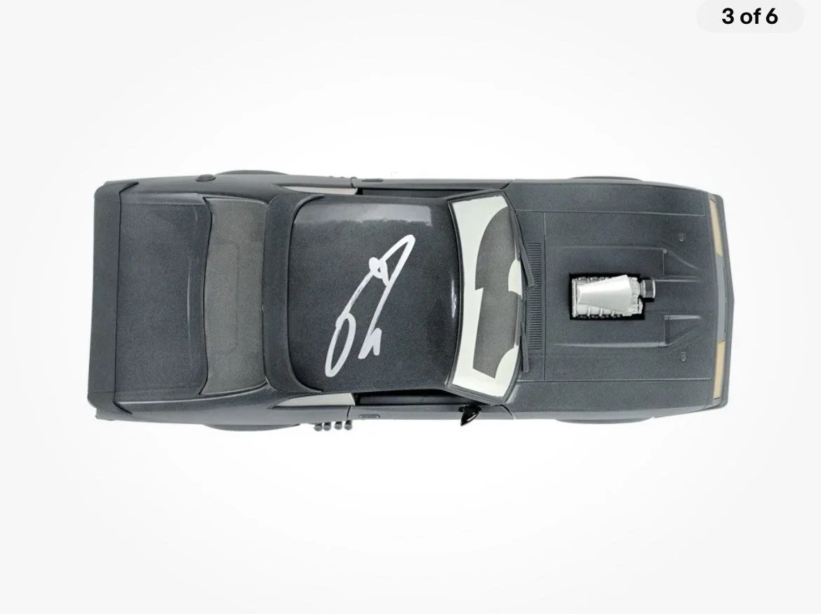 Tom Hardy — Tom Hardy Autographed Mad Max 1:18 Die-Cast V8 Interceptor 1973 Ford Falcon XB, изображение 2