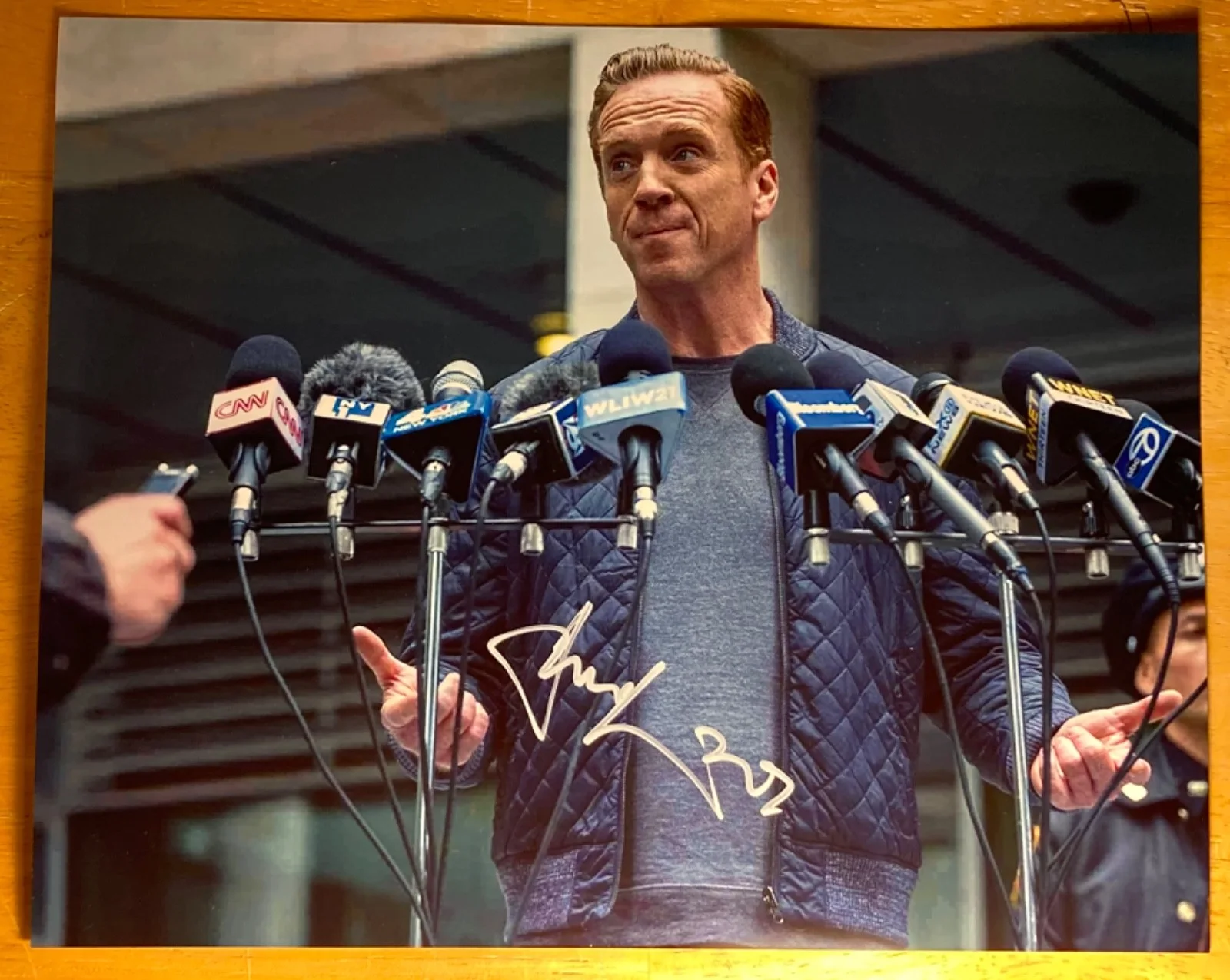Hand SIGNED Damian Lewis 10x8 Photo - Billions, Homeland, Band of Brothers, etc, изображение 2