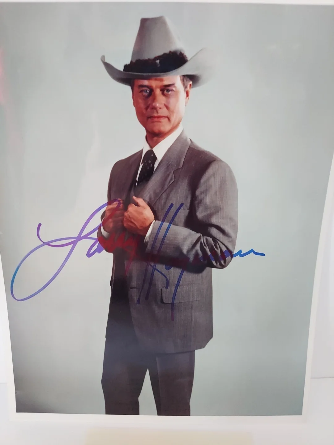 Larry Hagman - Signed Autograph Color 8x10 Photo - COA / Showbiz Collectibles, изображение 2