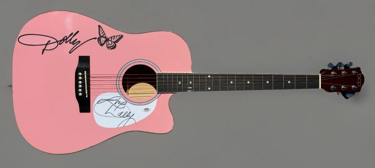 Here You Come Again Dolly Parton Autographed Pink Full Size Acoustic Guitar PSA, изображение 2