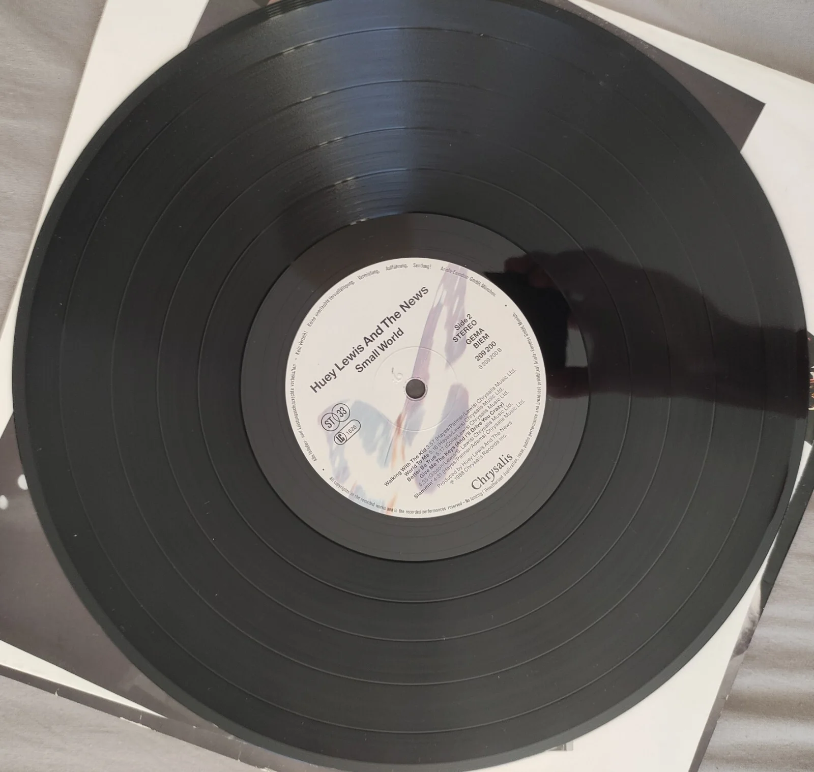 HUEY LEWIS Signed Autograph Album Record LP ( Small World ), изображение 3