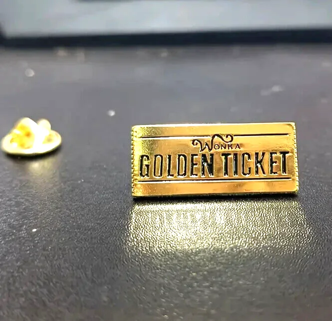 A Lovely Willy Wonka Golden Ticket Metal Pin Badge - New (From the UK), изображение 3