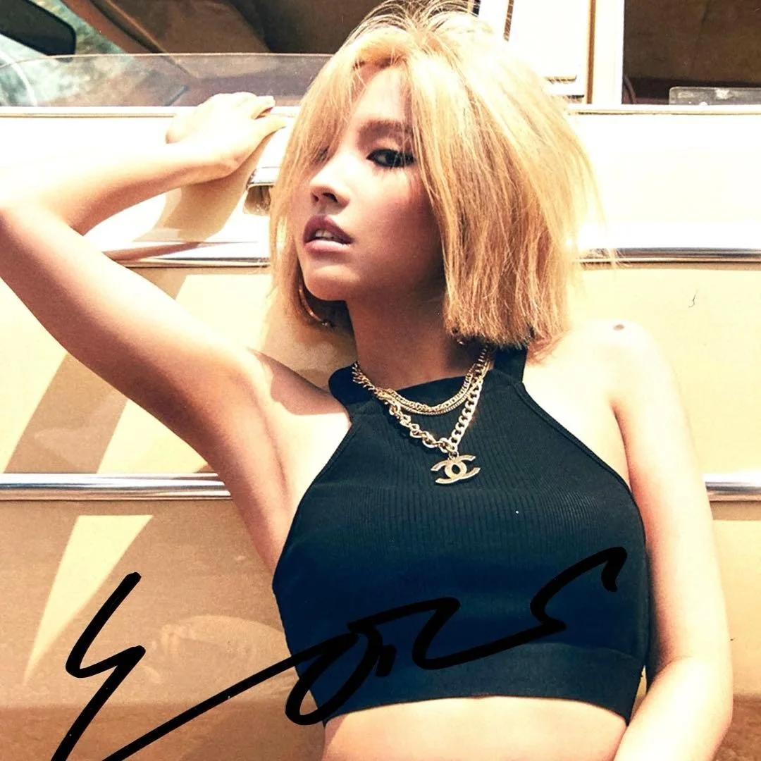 Jeon So-yeon — Jeon So-yeon GIDLE Hand Signed Photo 5 x 7 in Autograph With Certificate Japan, image 2