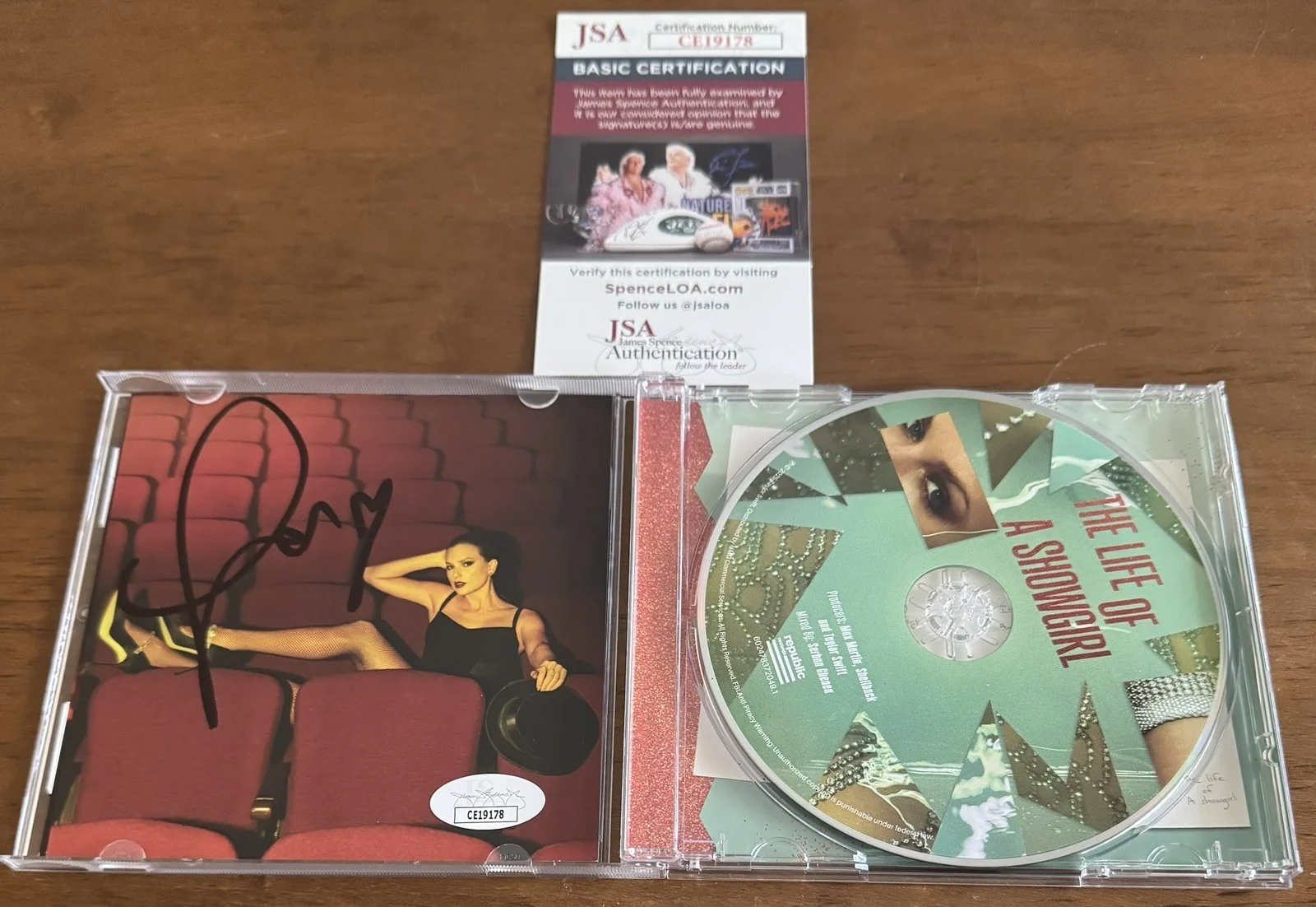Taylor Swift Hand-Signed "The Life of a Showgirl" CD Album Insert - JSA COA, изображение 3